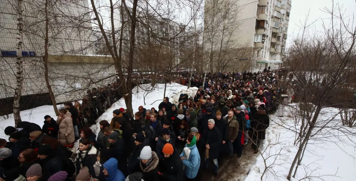 Тысячи людей пришли проститься с Алексеем Навальным
