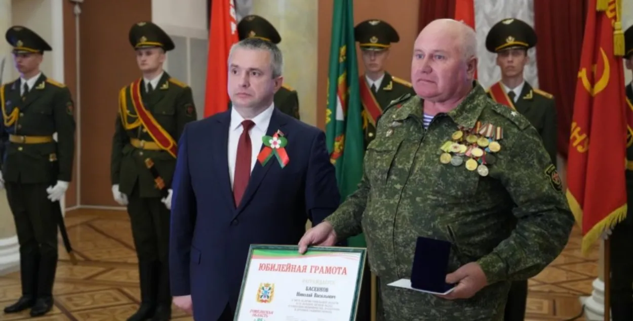 Председатель облисполкома Крупко вручает грамоту Босенкову в 2023 году
