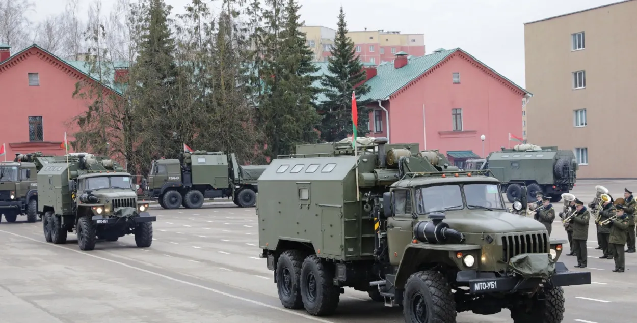 Витебские военные получили технику для эвакуации поврежденных машин с поля  боя | Новости Беларуси | euroradio.fm