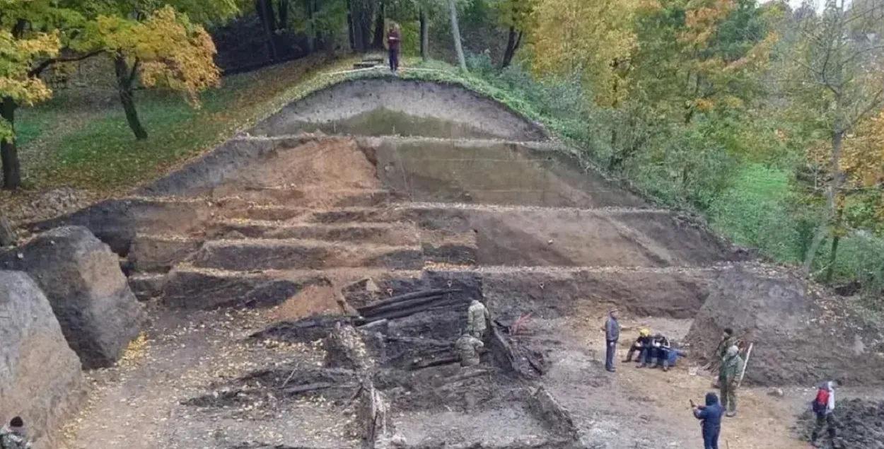 Археологические раскопки городища на Менке
