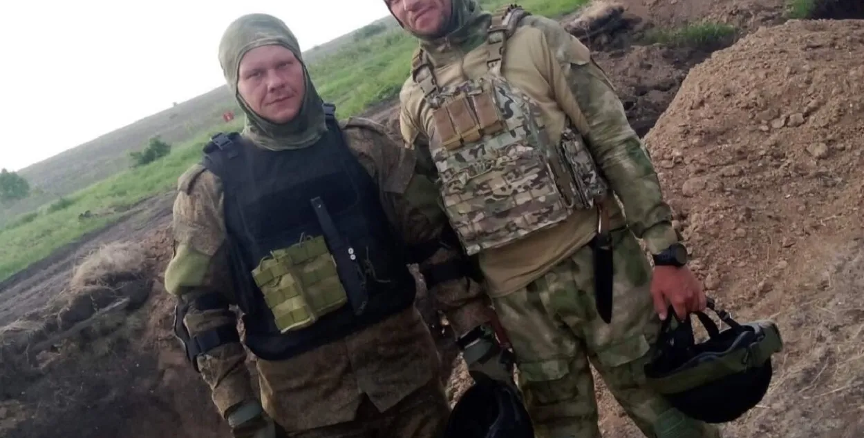 Анатолий Тихонов (слева) на войне
