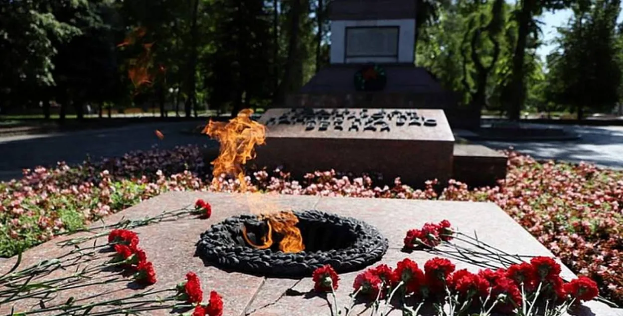 Вечный огонь у памятника в парке имени Жилибера в Гродно
