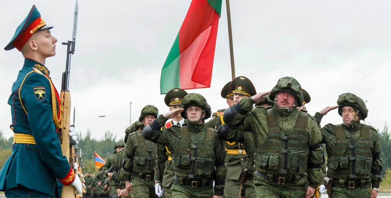 Белорусские солдаты во время парада AFP
