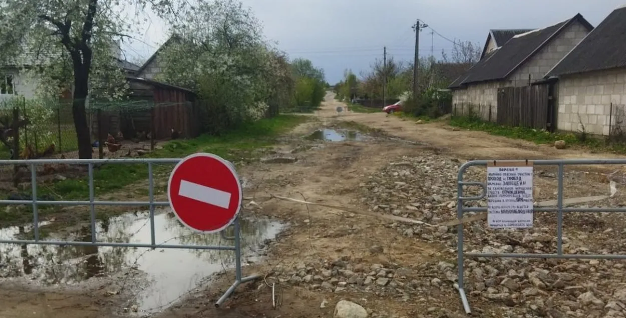 Житель Каменца устал ждать, когда отремонтируют дорогу возле дома, и  перекрыл ее | Новости Беларуси | euroradio.fm