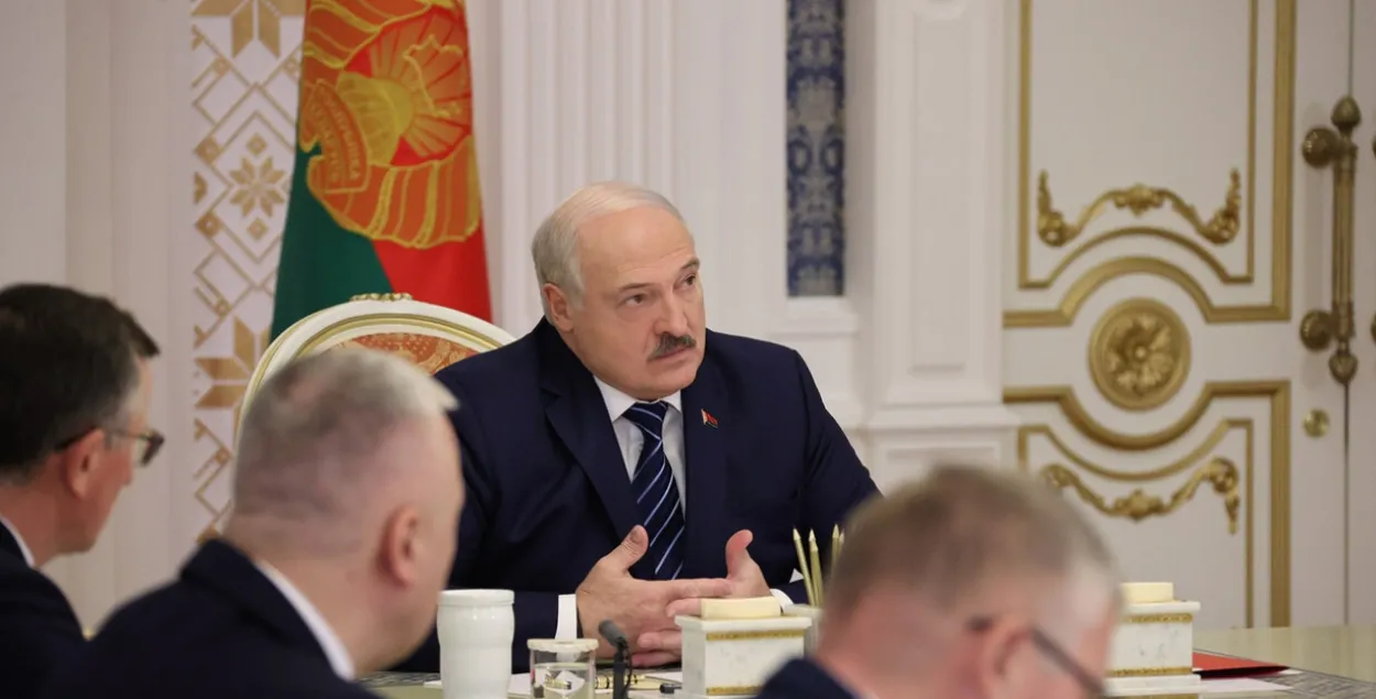Лукашенко обеспокоился количеством банков
