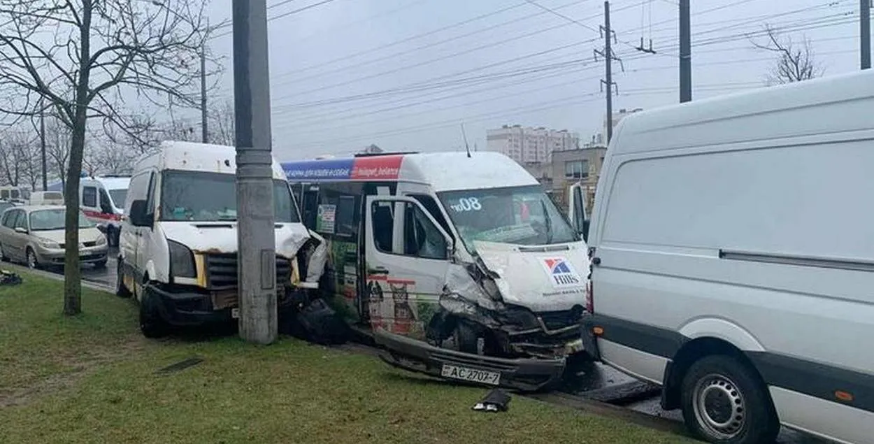 Водитель маршрутки в Минске влетел в припаркованные автомобили | Новости  Беларуси | euroradio.fm