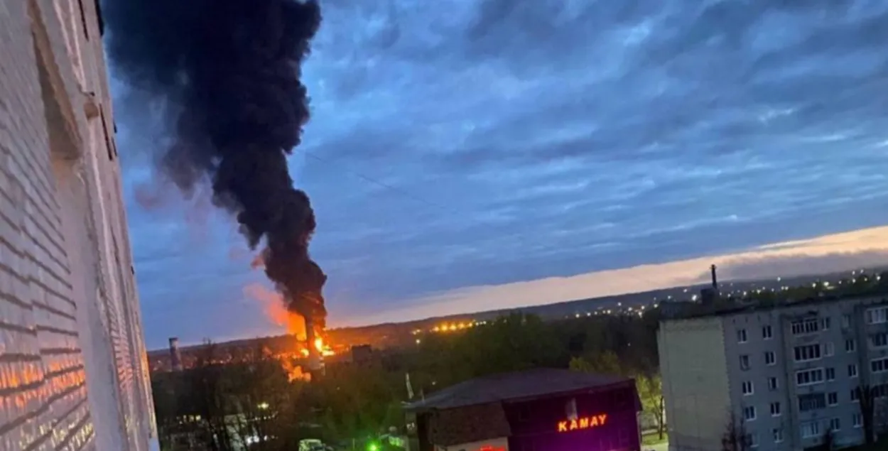 Пажар пасля атакі беспілотнікаў у Смаленскай вобласці
