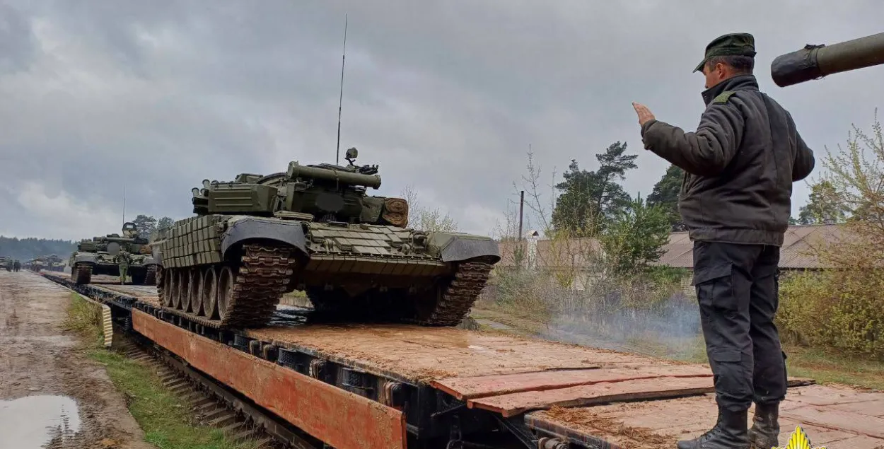 Танковый батальон совершает марш в назначенный район, иллюстративное фото
