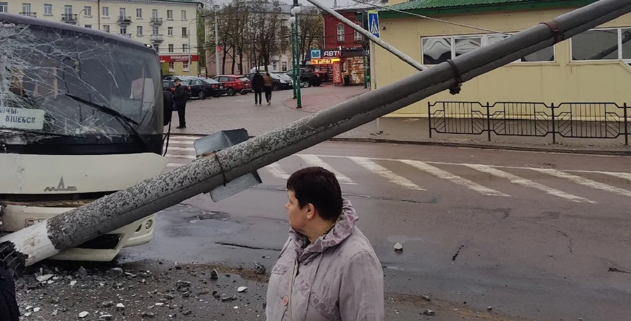 В Витебске пригородный автобус снес столб | Новости Беларуси | euroradio.fm