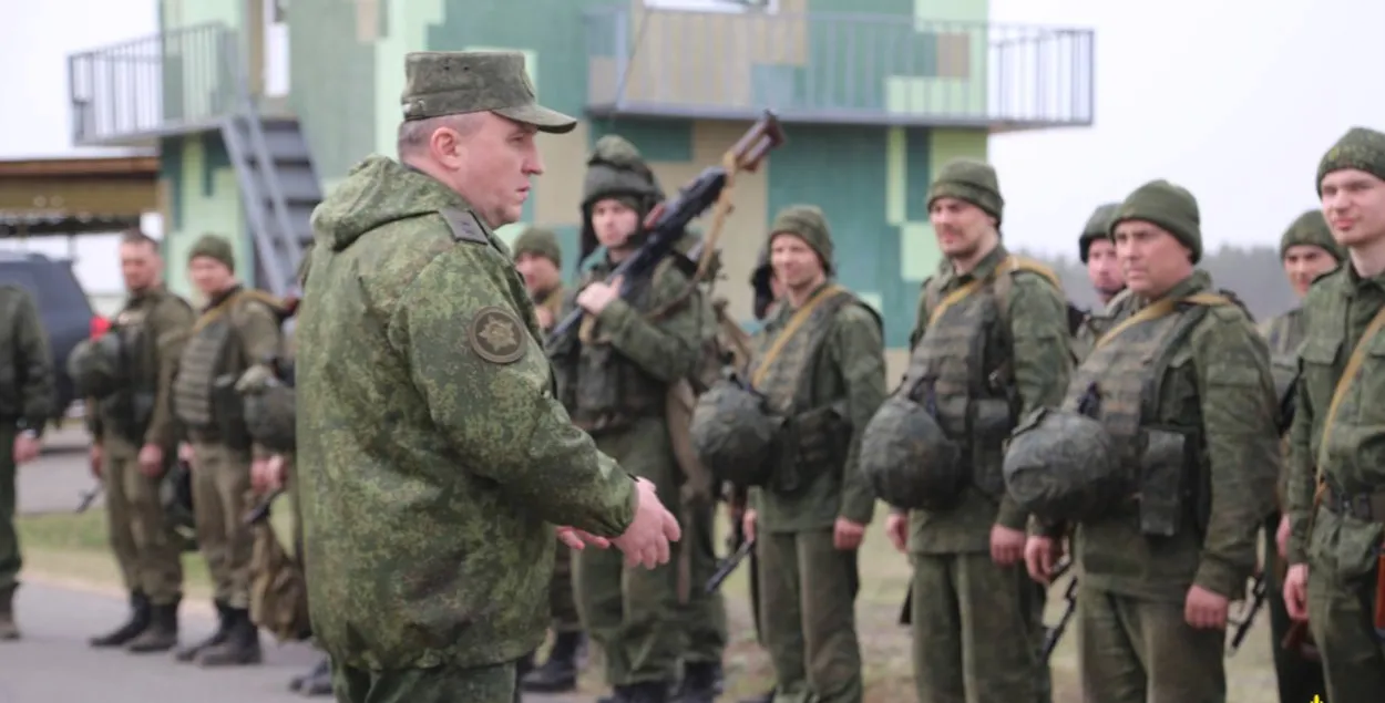 Министр обороны Виктор Хренин с белорусскими военнообязанными, иллюстративное фото
