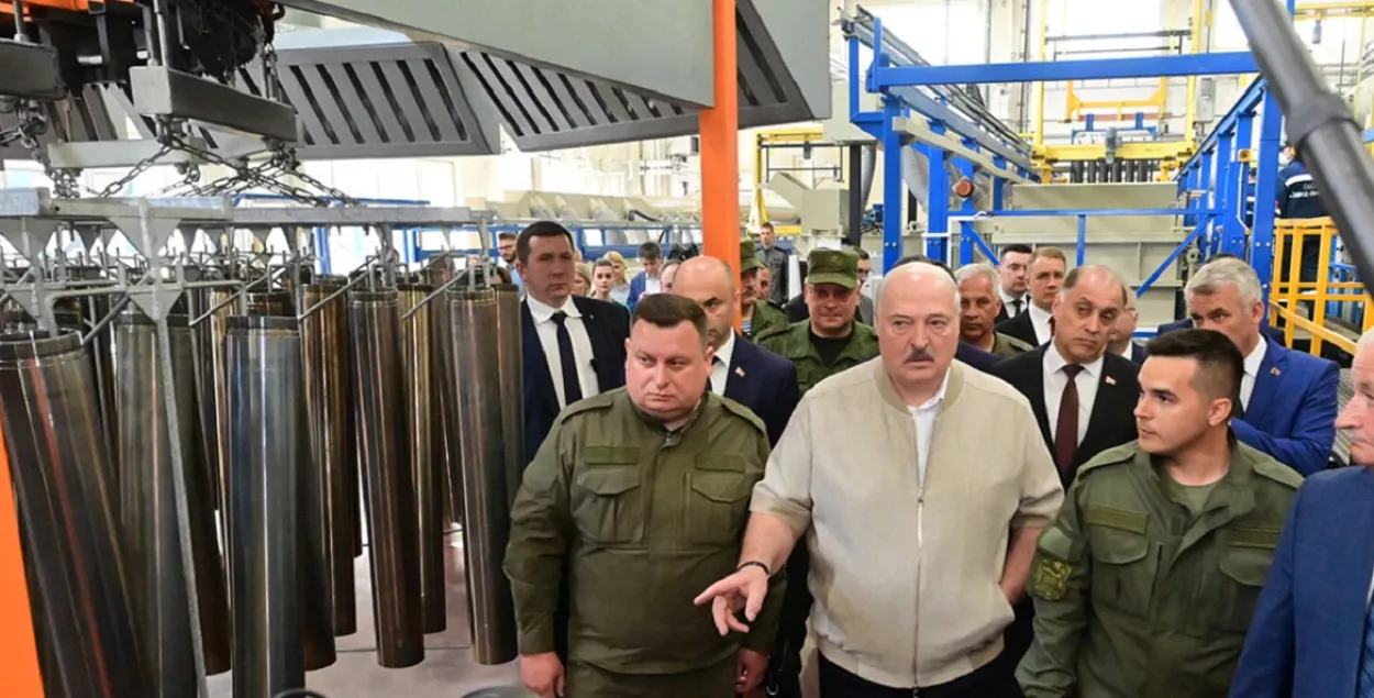 Александр Лукашенко проверяет производство для ВПК
