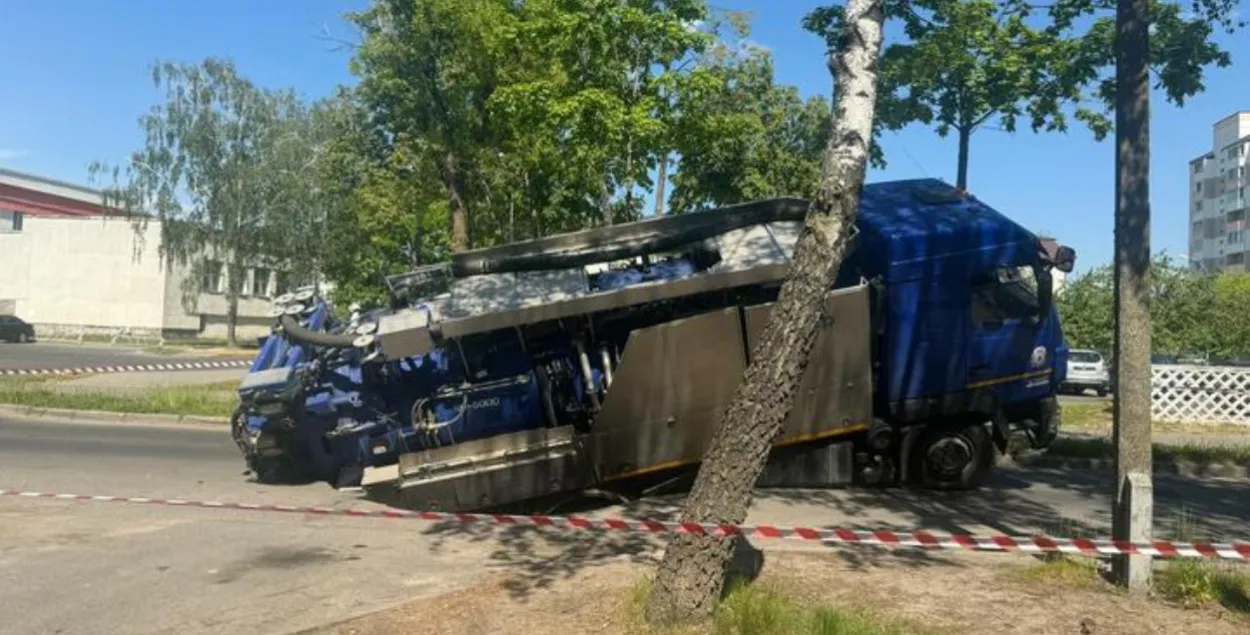 Автомобиль водоканала приехал откачивать воду — и провалился под асфальт |  Новости Беларуси | euroradio.fm