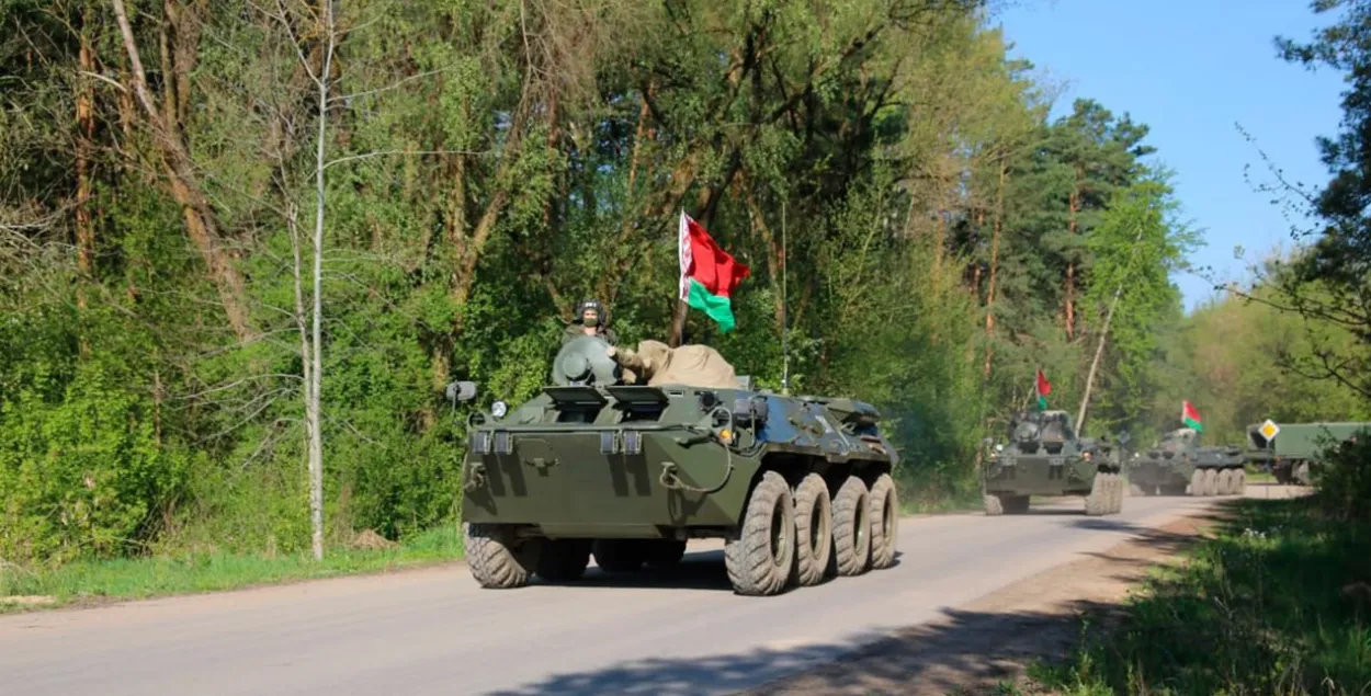 На дорогах может появиться военная техника, предупредили в Минобороны&nbsp;
