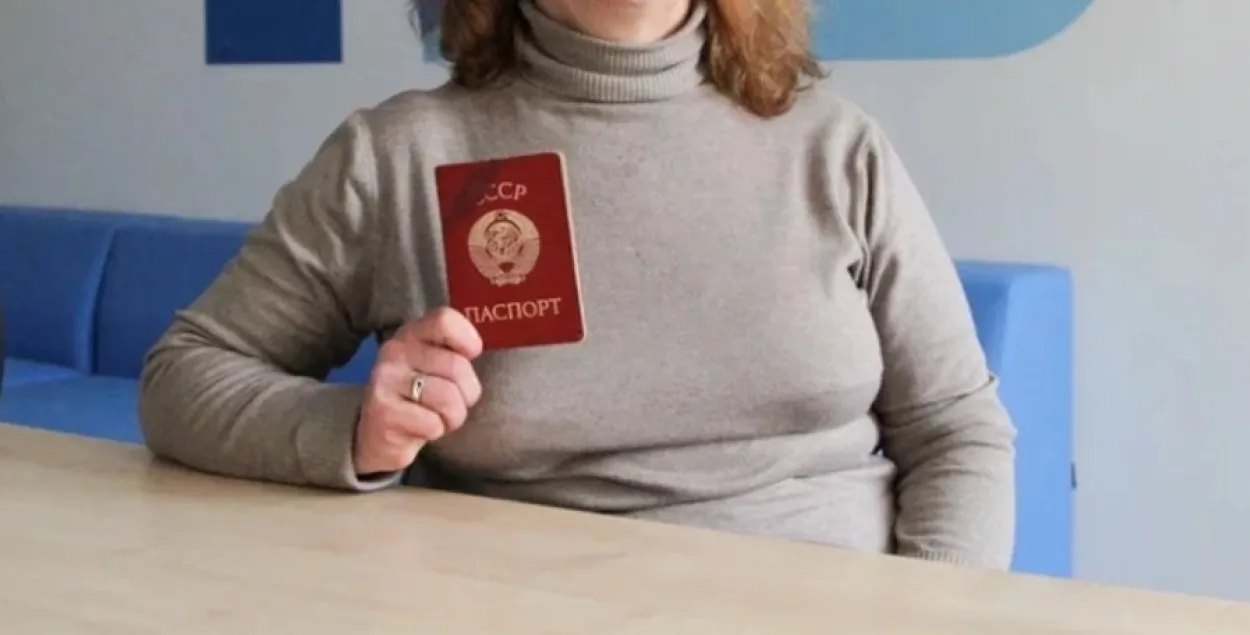 Милиционеры проверяли документы, а женщина показала им советский паспорт (иллюстративное фото)
