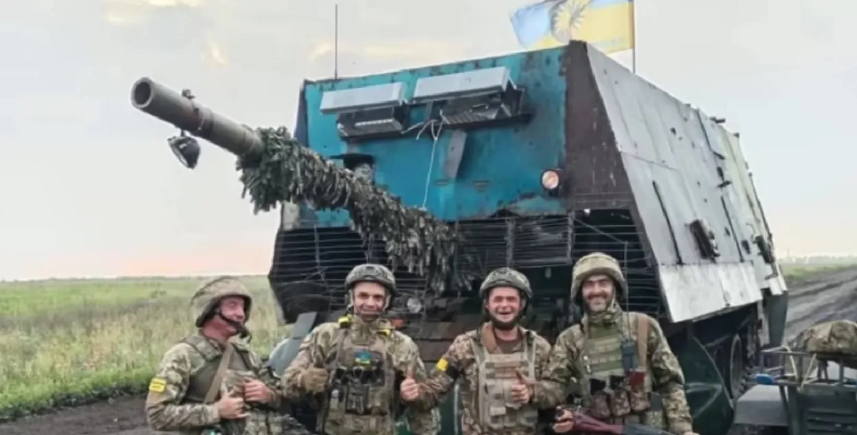 Украінскія вайскоўцы каля захопленага танка
