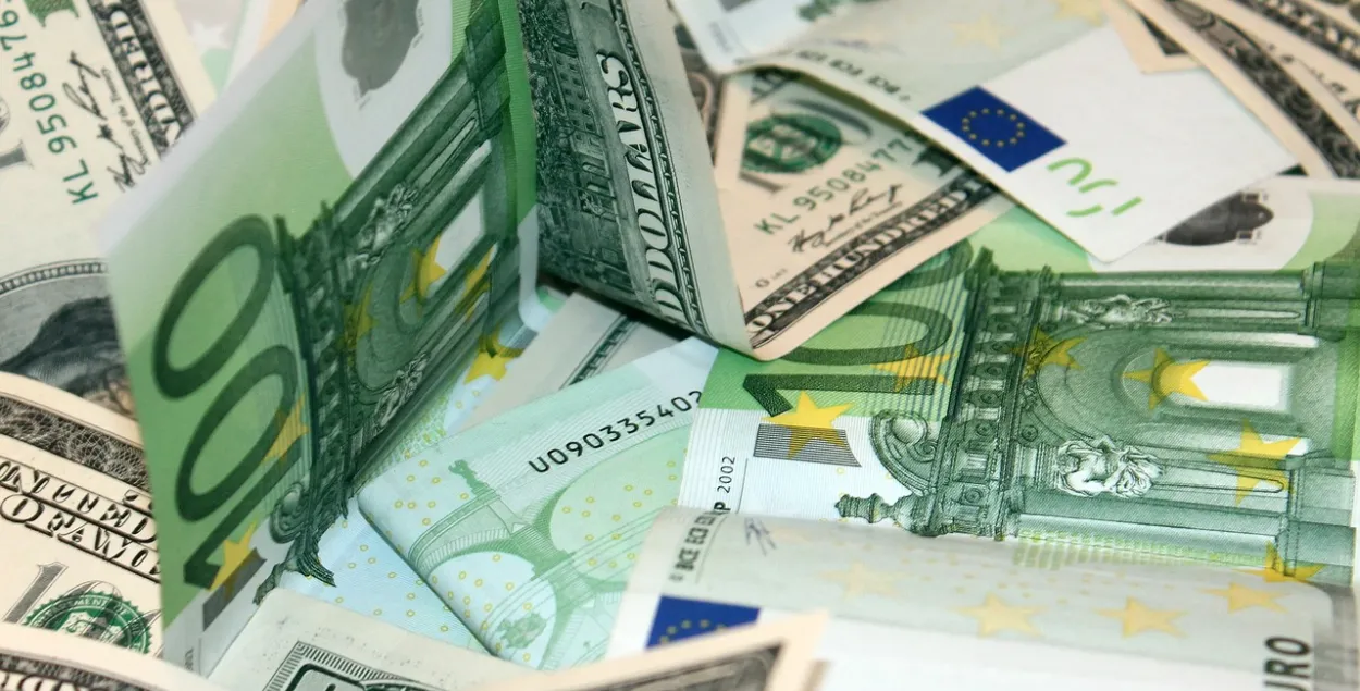 Доллар и евро снова ослабели
