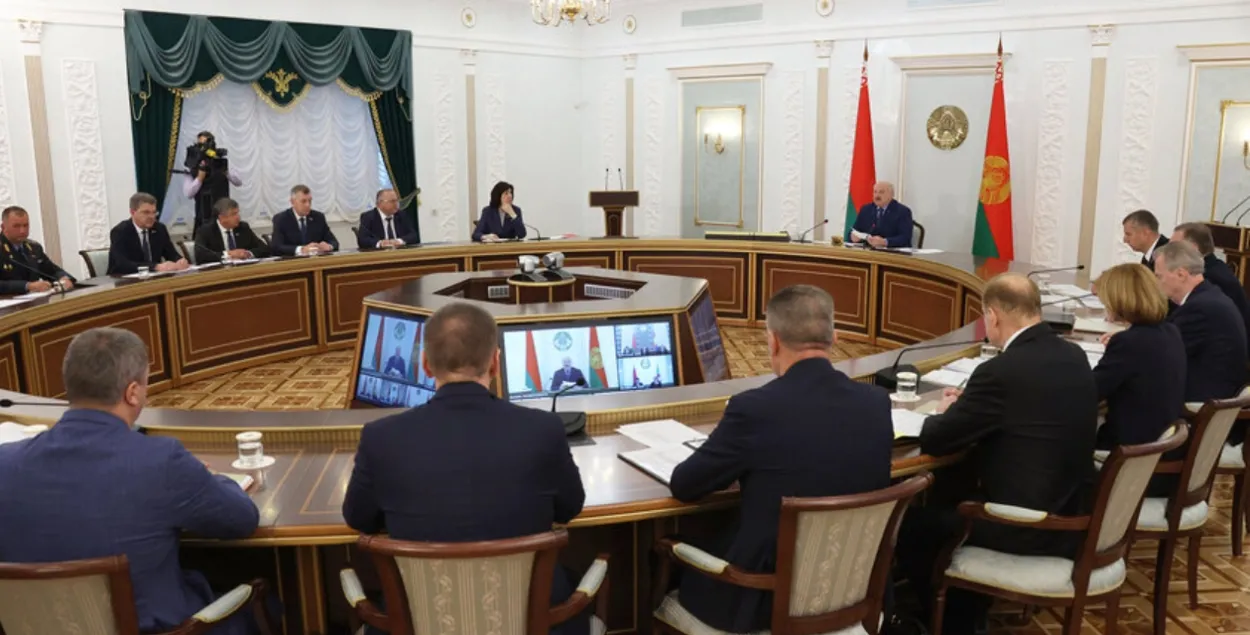 Лукашенко на совещании
