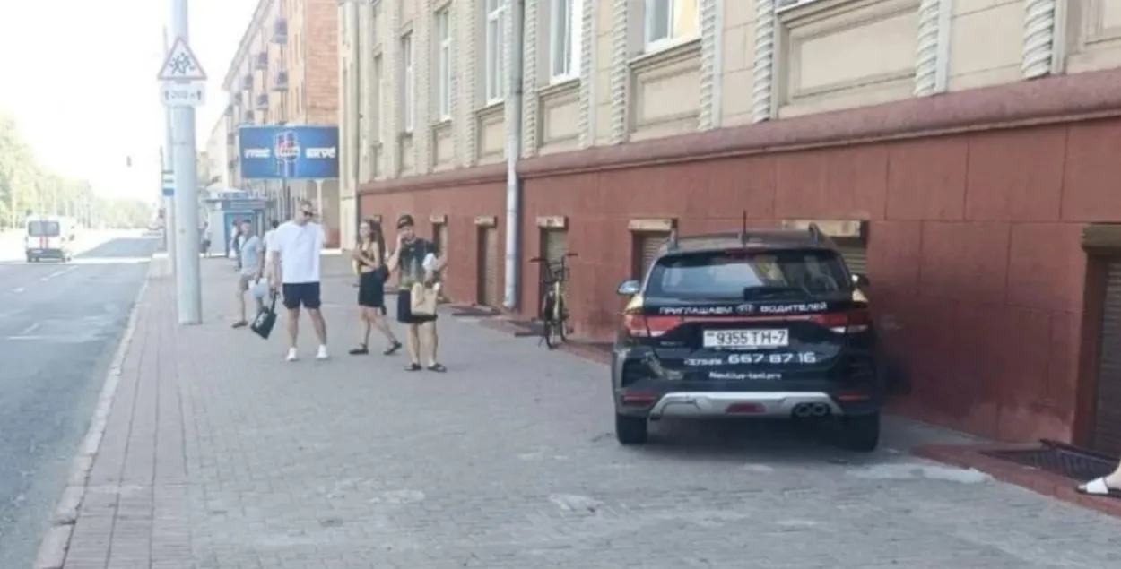 В центре Минска такси врезалось в здание Белорусской железной дороги ...
