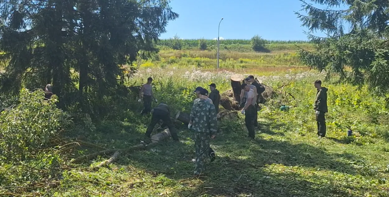 Военнослужащие работают возле трассы "Заславль — Колодищи"
