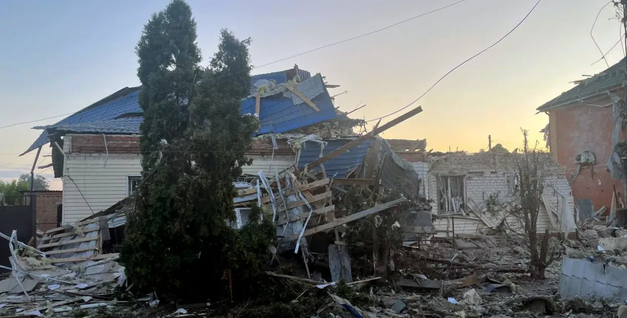 Обстрелянный дом в городе Суджа
