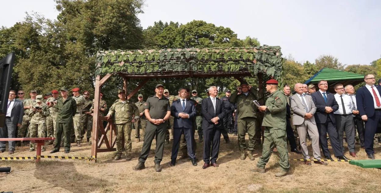 Пётр Пархомчык (у цэнтры) сярод сілавікоў і чыноўнікаў на вучэннях у Століне
