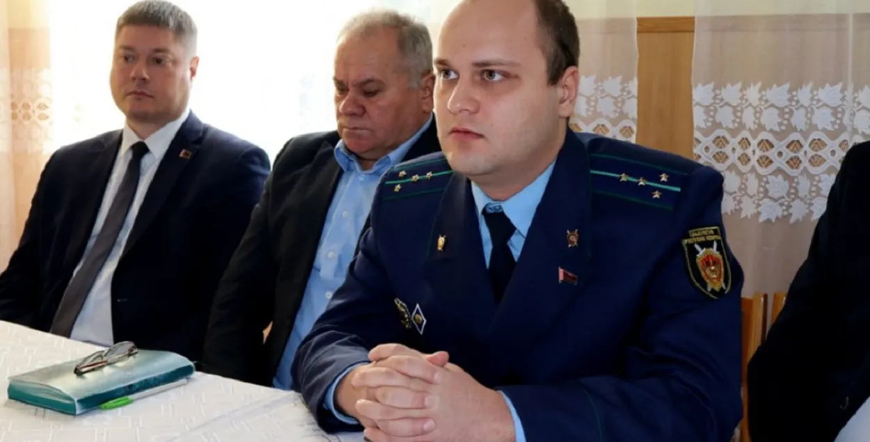 На встрече присутствовал глава района Денис Ольшевский (слева)
