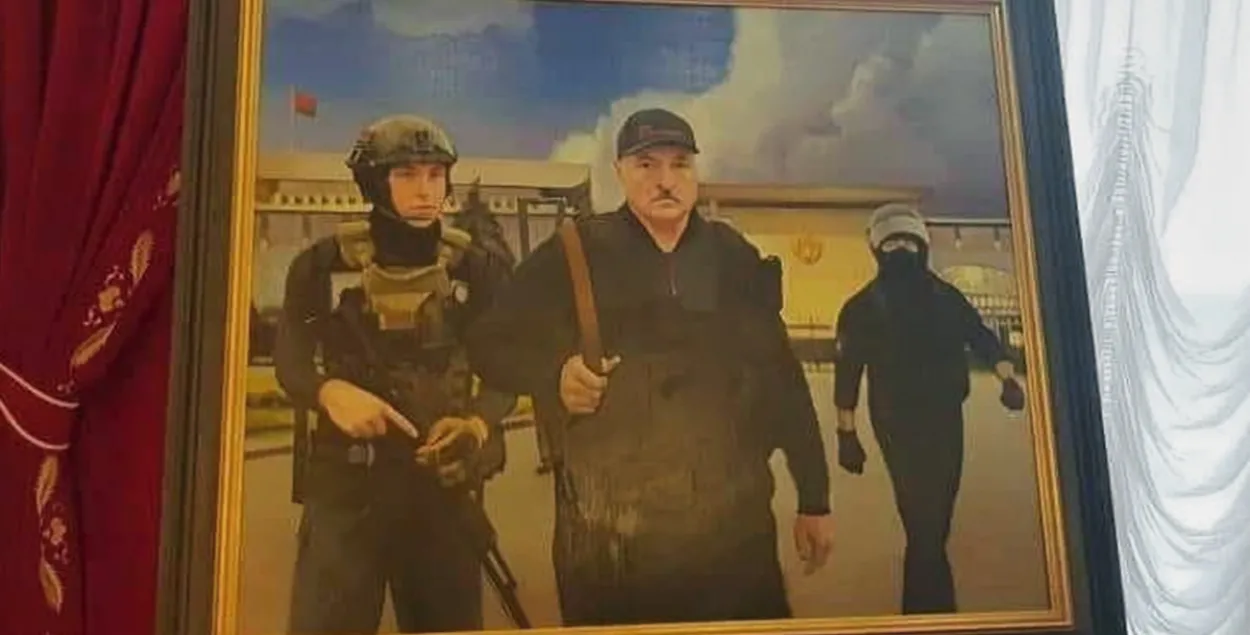 Николай Лукшенко хотя бы держал в руках автомат
