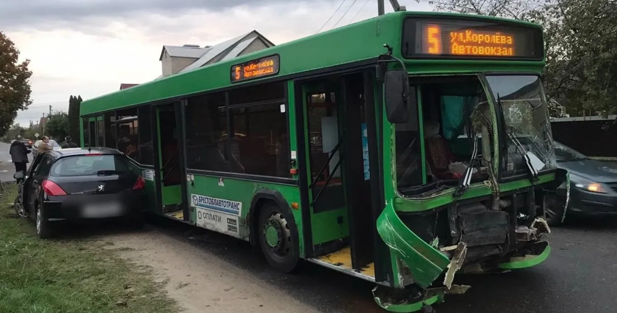 Автобус получил значительные повреждения
