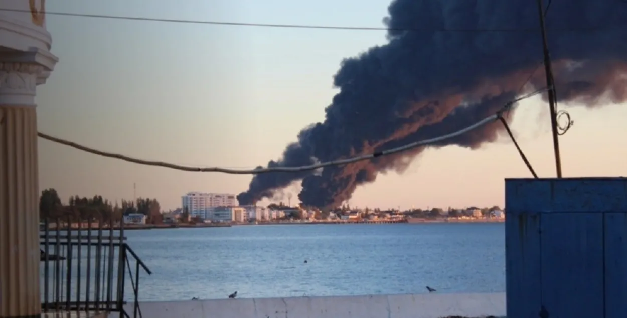 Пажар на нафтабазе ў Феадосіі
