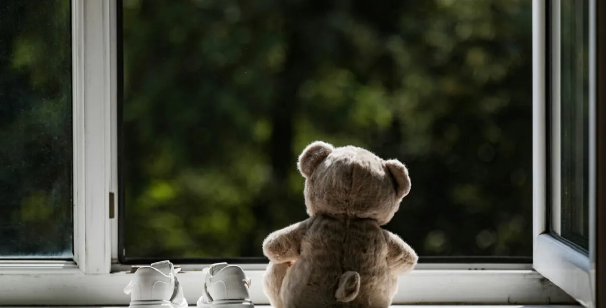 Маці спала, а дзіця адкрыла акно (ілюстрацыйнае фота)
