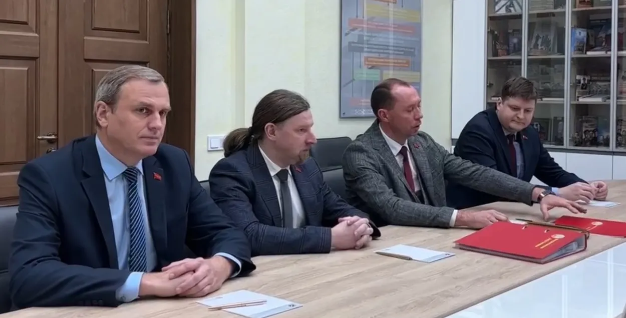 Сяргей Сыранкоў (другі справа) ў ЦВК
