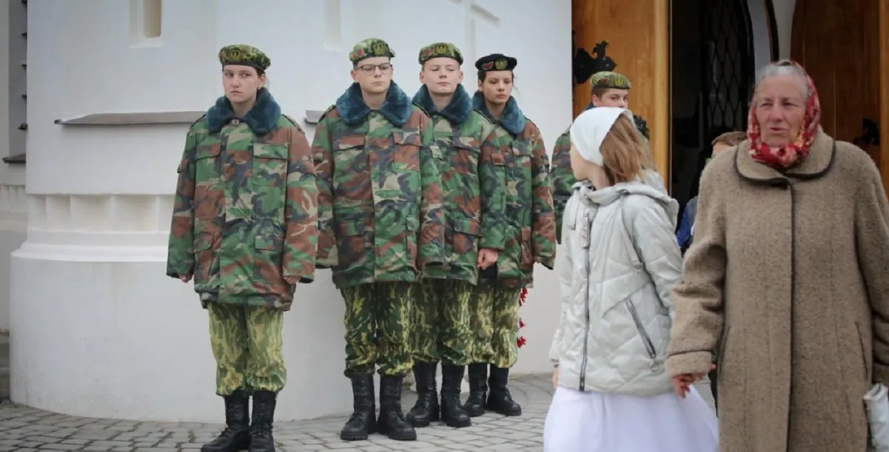 Члены военно-патриотического клуба стояли у входа в храм
