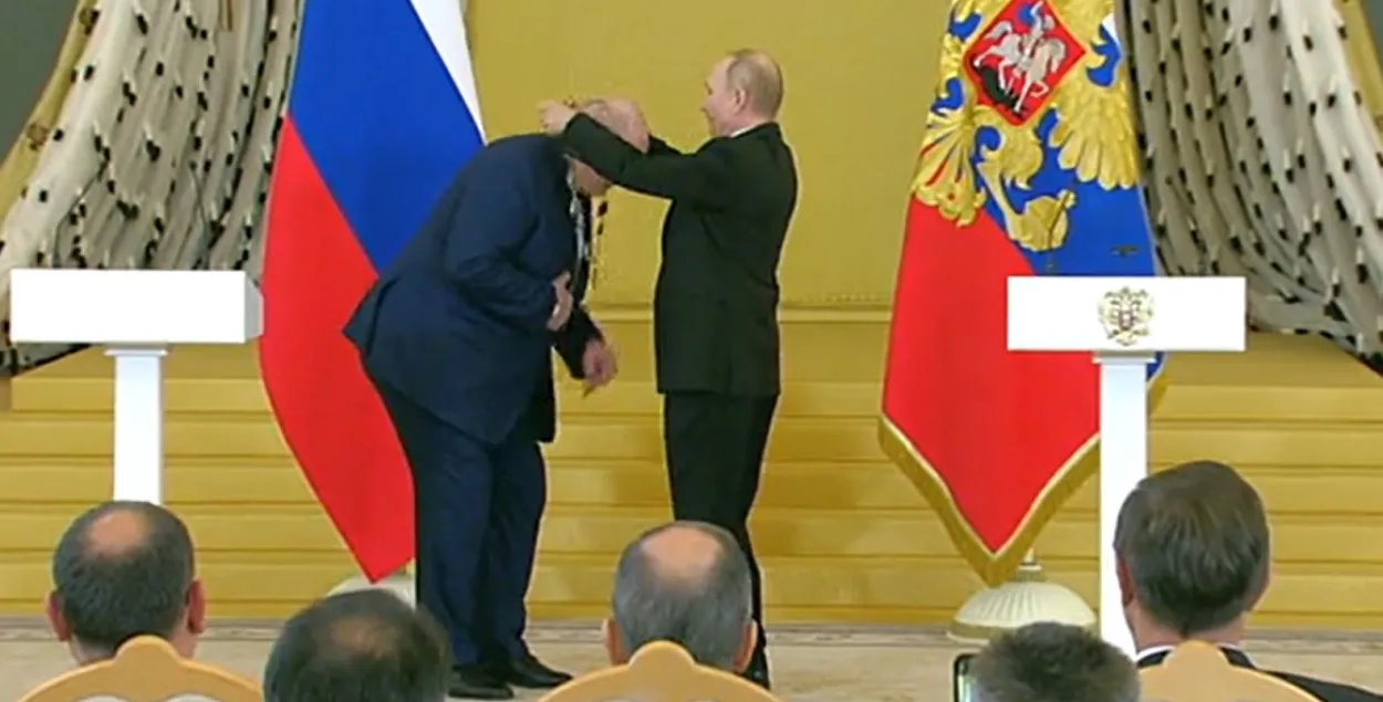 Александр Лукашенко в Кремле наклонился сам
