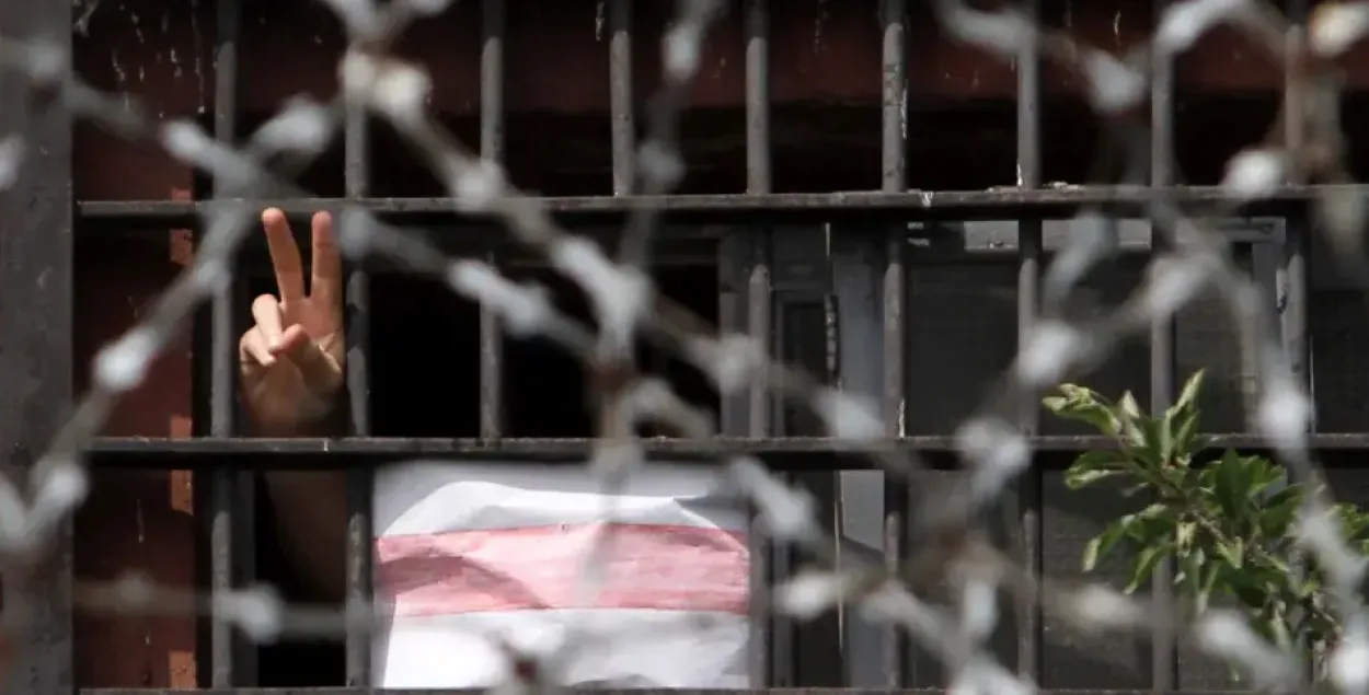 Беларусы за кратамі
