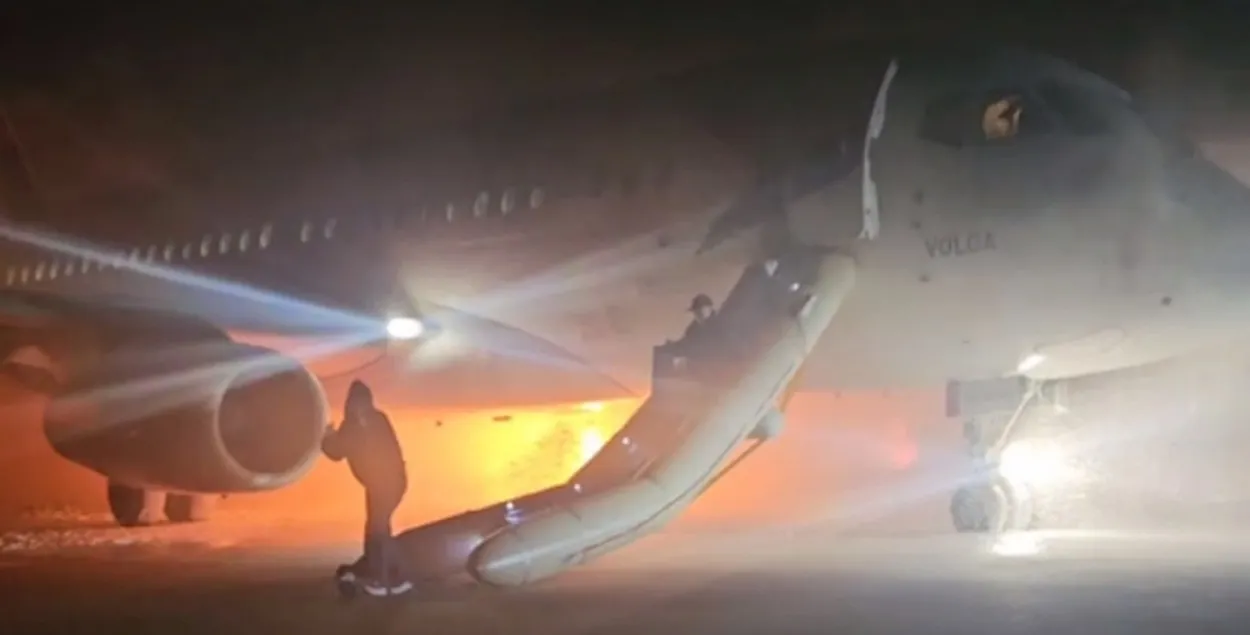 Самалёт Sukhoi Superjet 100 у Антальі
