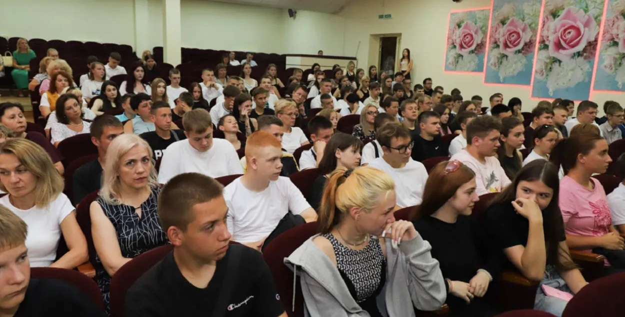 Сход у школе
