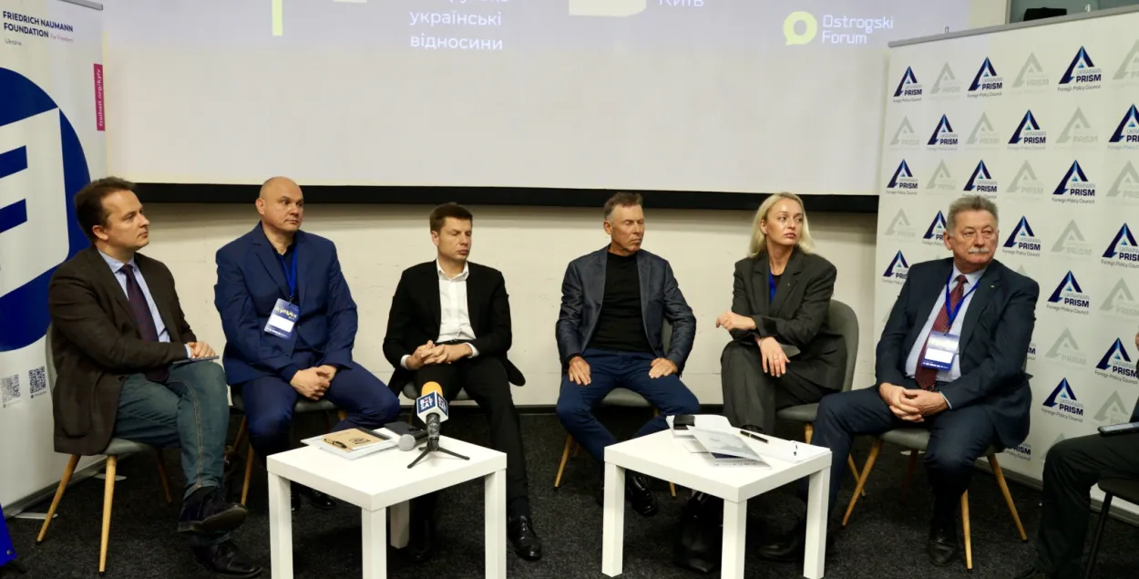 Удзельнікі першай панэлі
