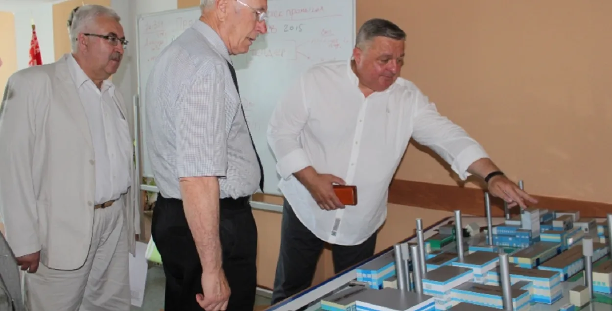 Игорь Батян (справа) возле макета предприятия
