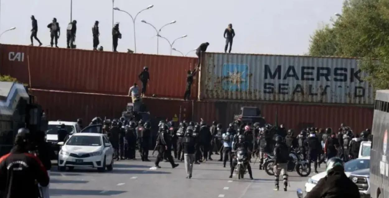 У Ісламабадзе перакрытыя галоўныя вуліцы — на іх пабудавалі барыкады з марскіх грузавых кантэйнераў
