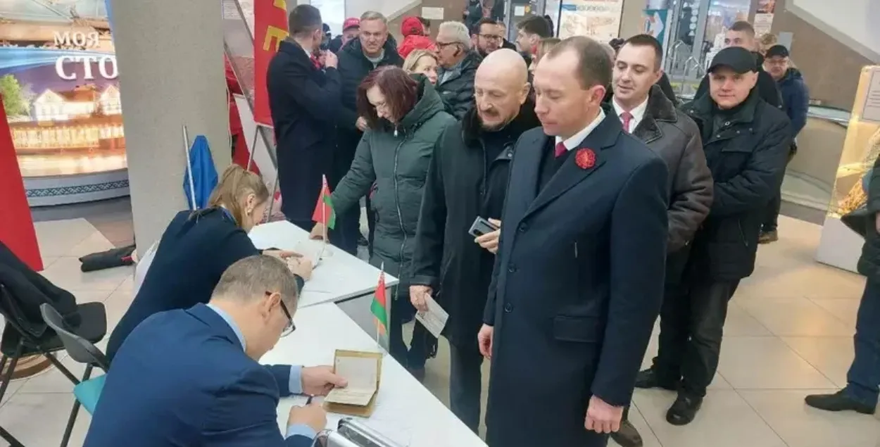 Сыранкоў падпісваецца за вылучэнне Лукашэнкі на "выбарах"
