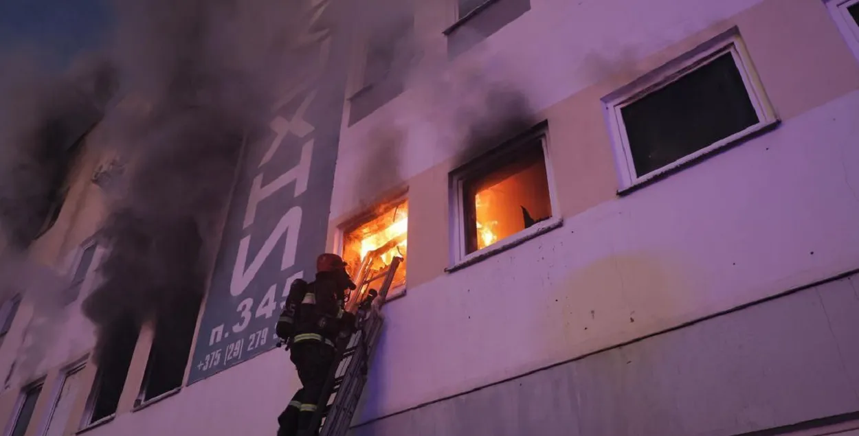 Ратавальнікі забіралі людзей з вокнаў
