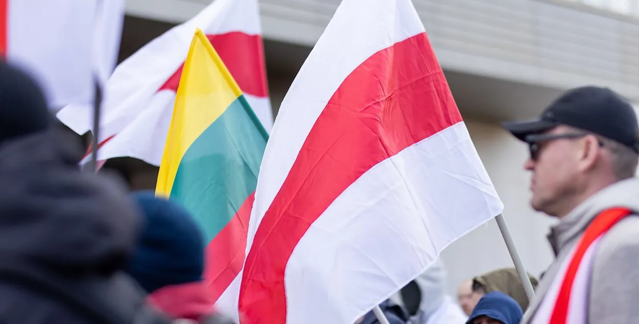 Беларускія і літоўскі сцягі на вулічнай акцыі ў Вільні, 2023 год
