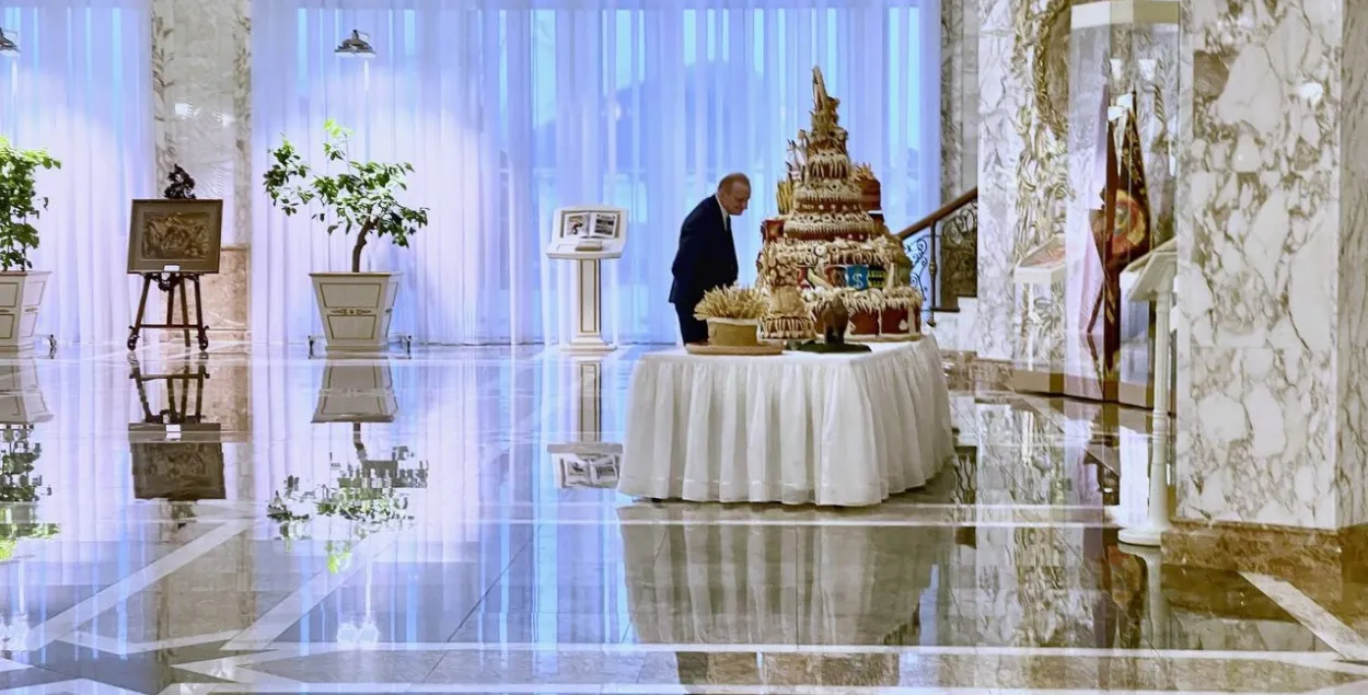 Председатель НАН Владимир Гусаков "изучает символические результаты работы аграриев"
