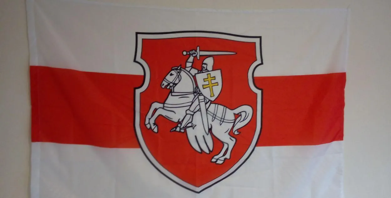 Бел-чырвона-белы сцяг з "Пагоняй"
