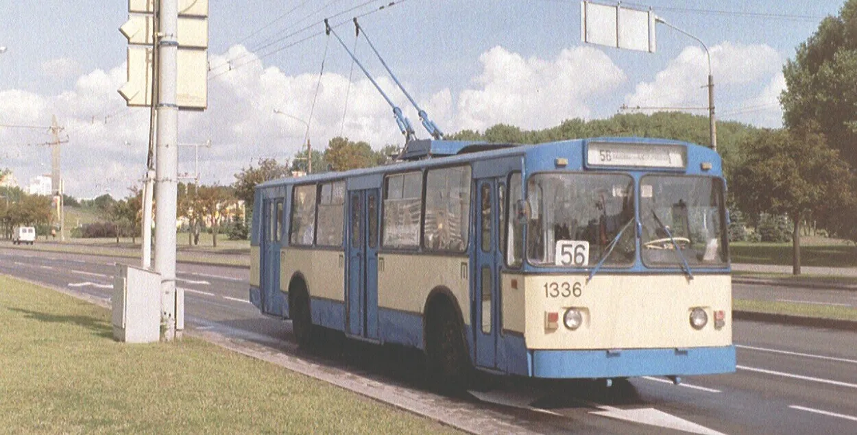 По проспекту Победителей еще ходили советские троллейбусы
