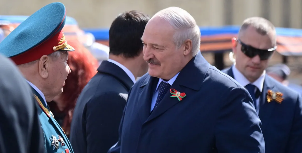 Алексей Ляшкевич (справа) с георгиевской лентой. Москва, 9 мая 2023-го
