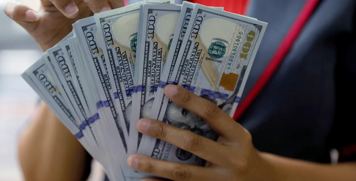 Доллары, иллюстративное фот
