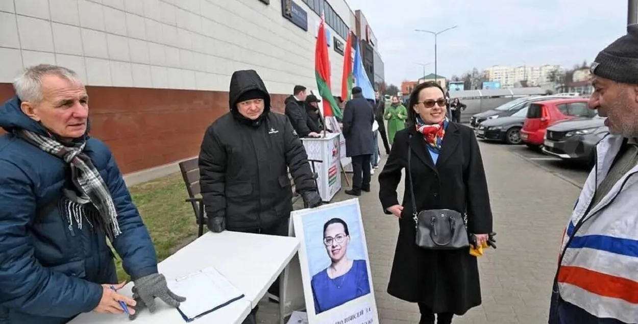 Анна Канопацкая собирает подписи
