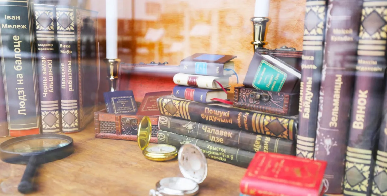 Книги классиков в елке-витрине
