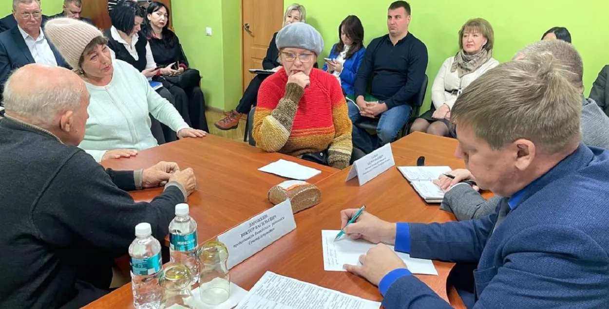 После удара по столу чиновник стал что-то писать
